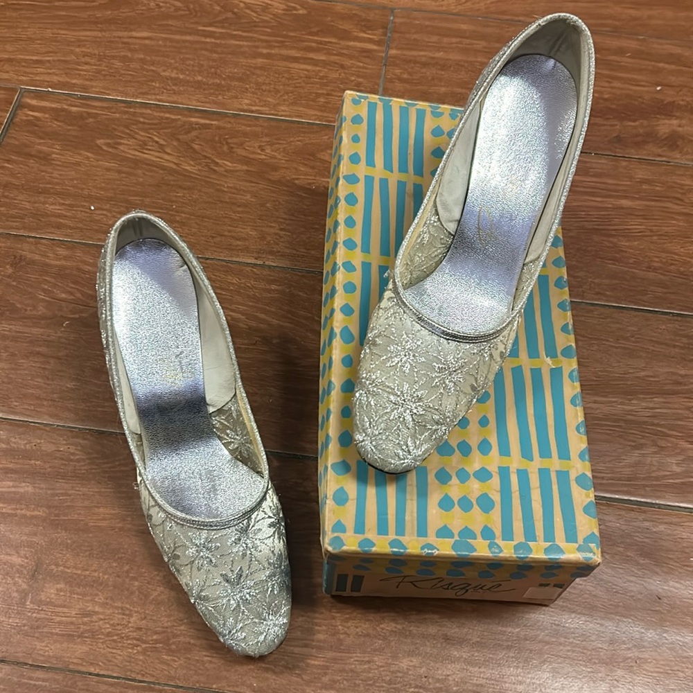 Risque Satin Pumps‎ Classic silver  Evening pumps 9 B AA PH036K10 winter breeze